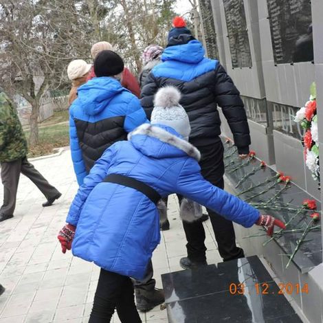 Возложение цветов к памятнику погибших воинов. Возложение цветов к памятнику погибших воинов.