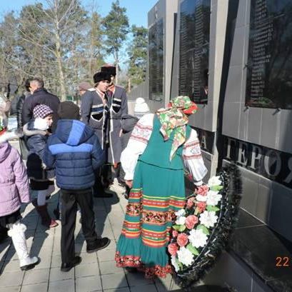 Митинг, посвящённый Дню защитника Отечества. Возложение цветов к памятнику землякам, погибшим в годы Великой Отечественной войны.